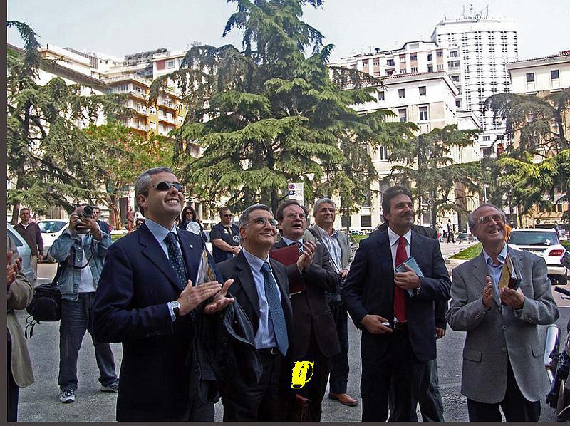 Omaggio floreale al Maestro Ruggiero Leoncavallo - Napoli 23 Aprile 2007_047.JPG